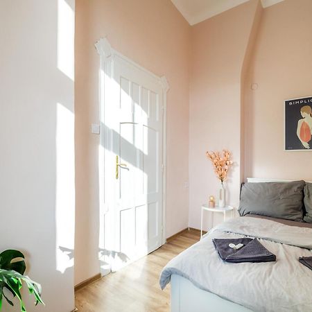 Golbarg Synagoge Apartment In Heart Of City Budapeste Exterior foto